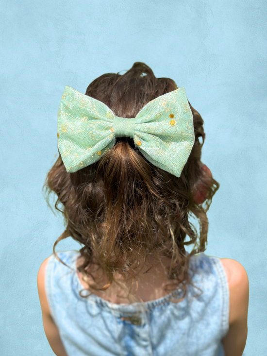 Glinda's Engagement Dress Bow Scenery Glinda's Engagement Dress Bow Scenery